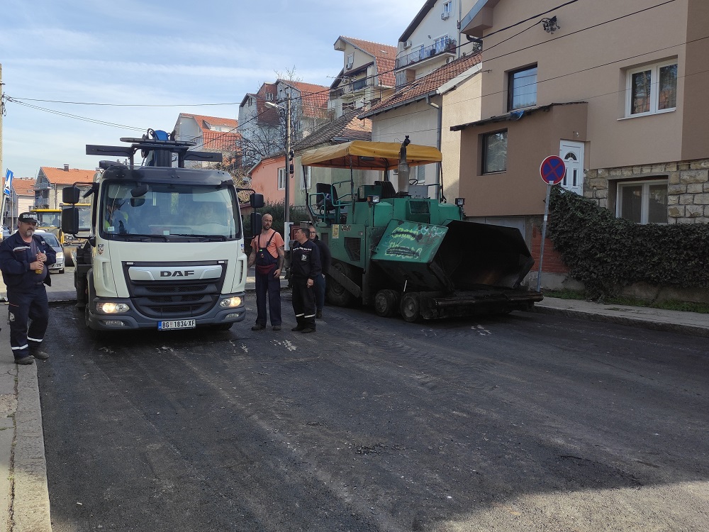 Постављање завршног слоја асфалта у улици Црвено барјаче