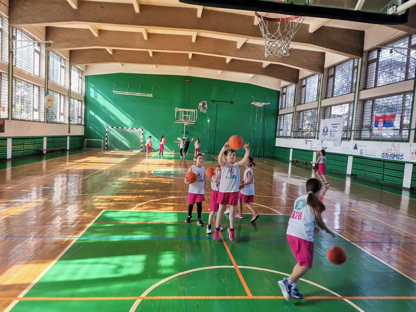 Бесплатни тренинзи кошарке, ритмичке гимнастике и бадминтона у Спортском центру Жарково
