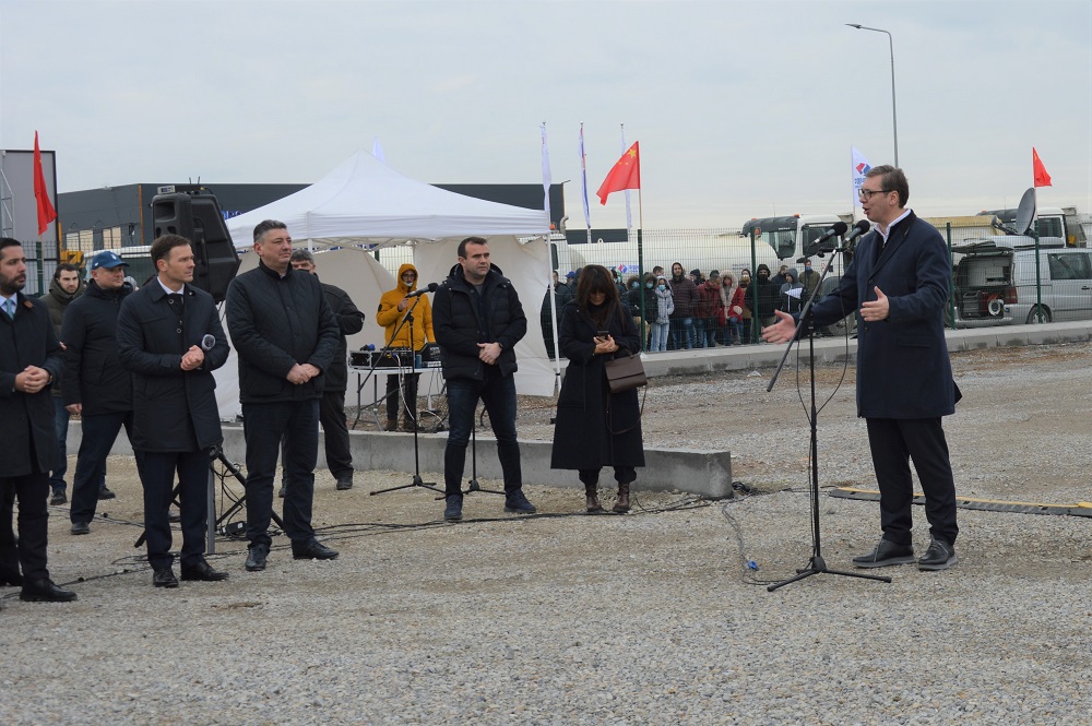 Председник Вучић обишао радове на пројекту изградње инфраструктуре и насипања платоа за депо београдског метроа