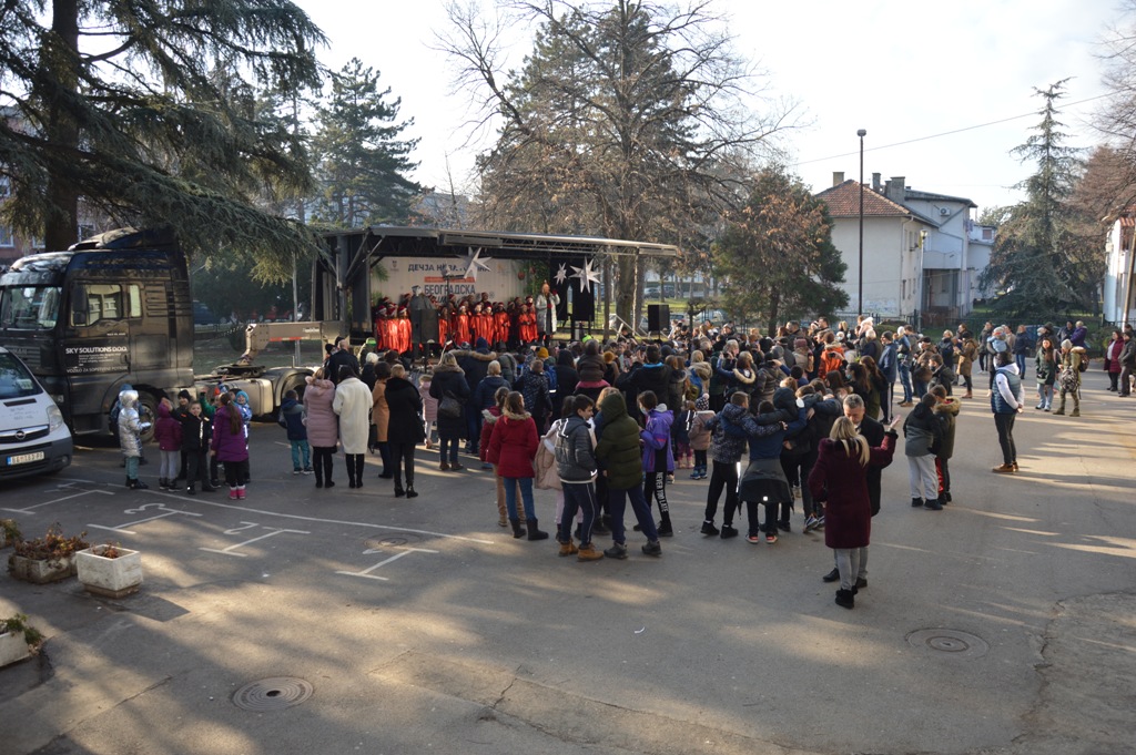 Новогодишњи караван у школама међу чукаричким основцима