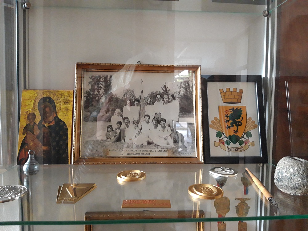 Изложба спортских трофеја и застава освојених у златно доба гимнастике