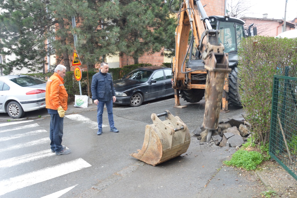 Почело уређење коловоза и тротоара у Улици Буда Томовића у насељу Беле воде 